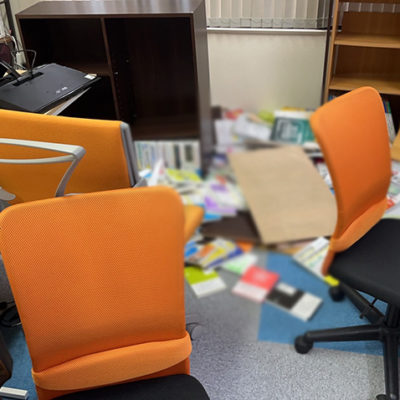 地震直後のオフィス